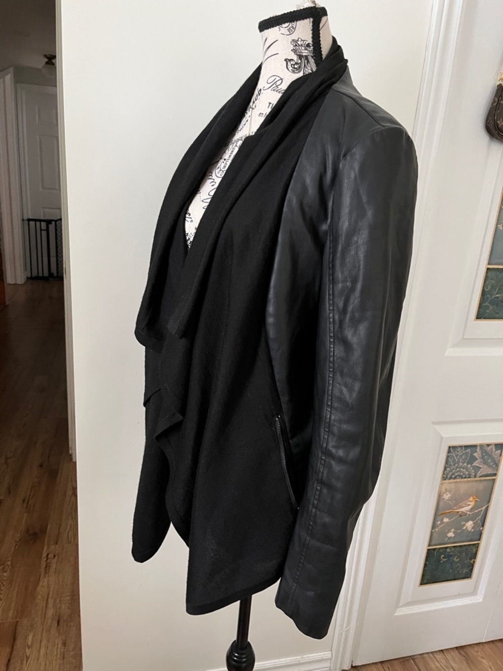 😃Guess Black Open-Front PLeather-Sleeve Draped Jacket - Picture 5 of 13